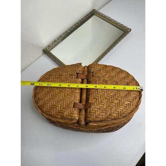Beautiful Vintage Divided Wicker basket with leather hinges , Cottagecore - Picture 7 of 8